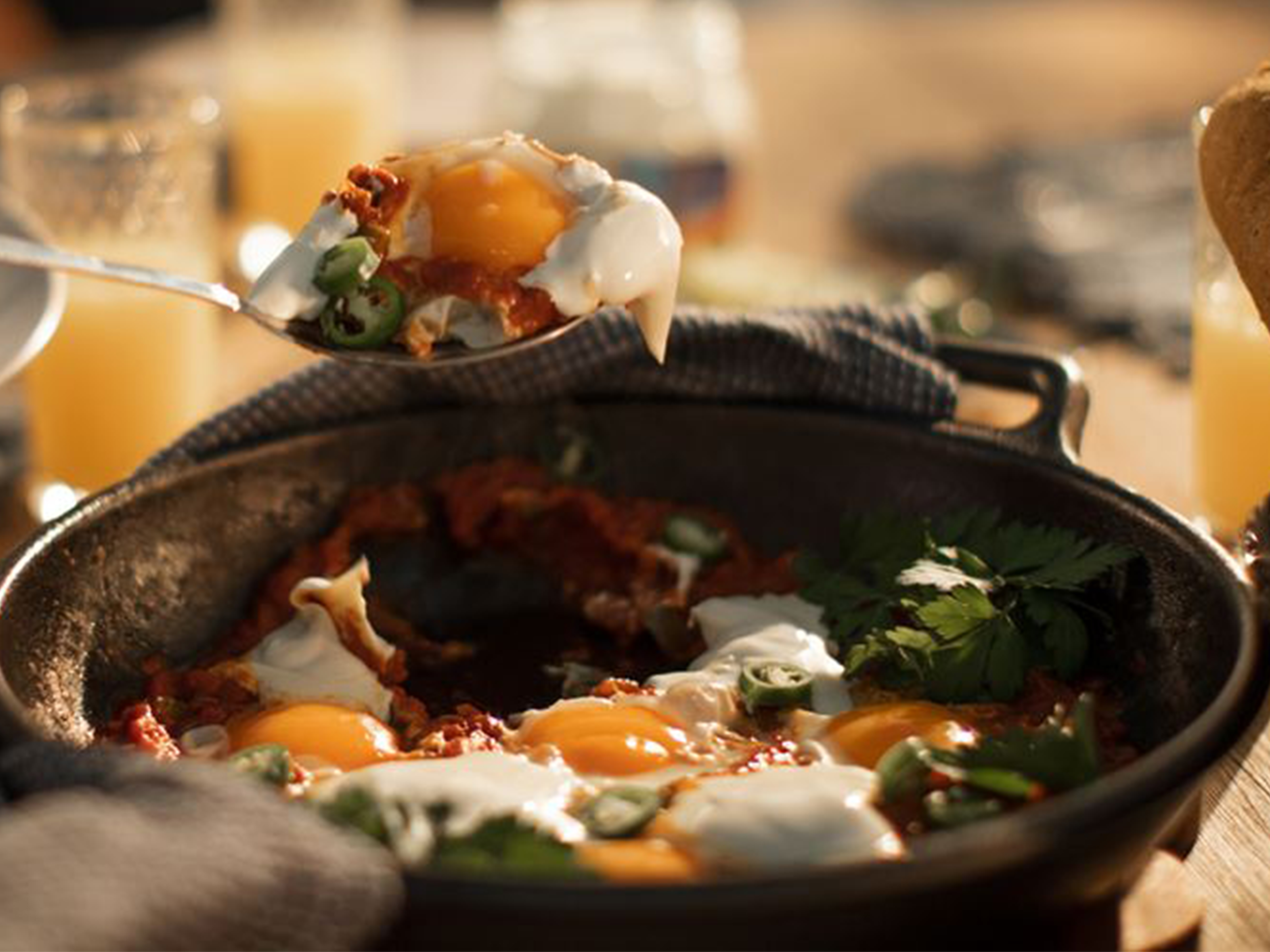 شكشوكة مع الجبن القابل للدهن وخبز الباغيت