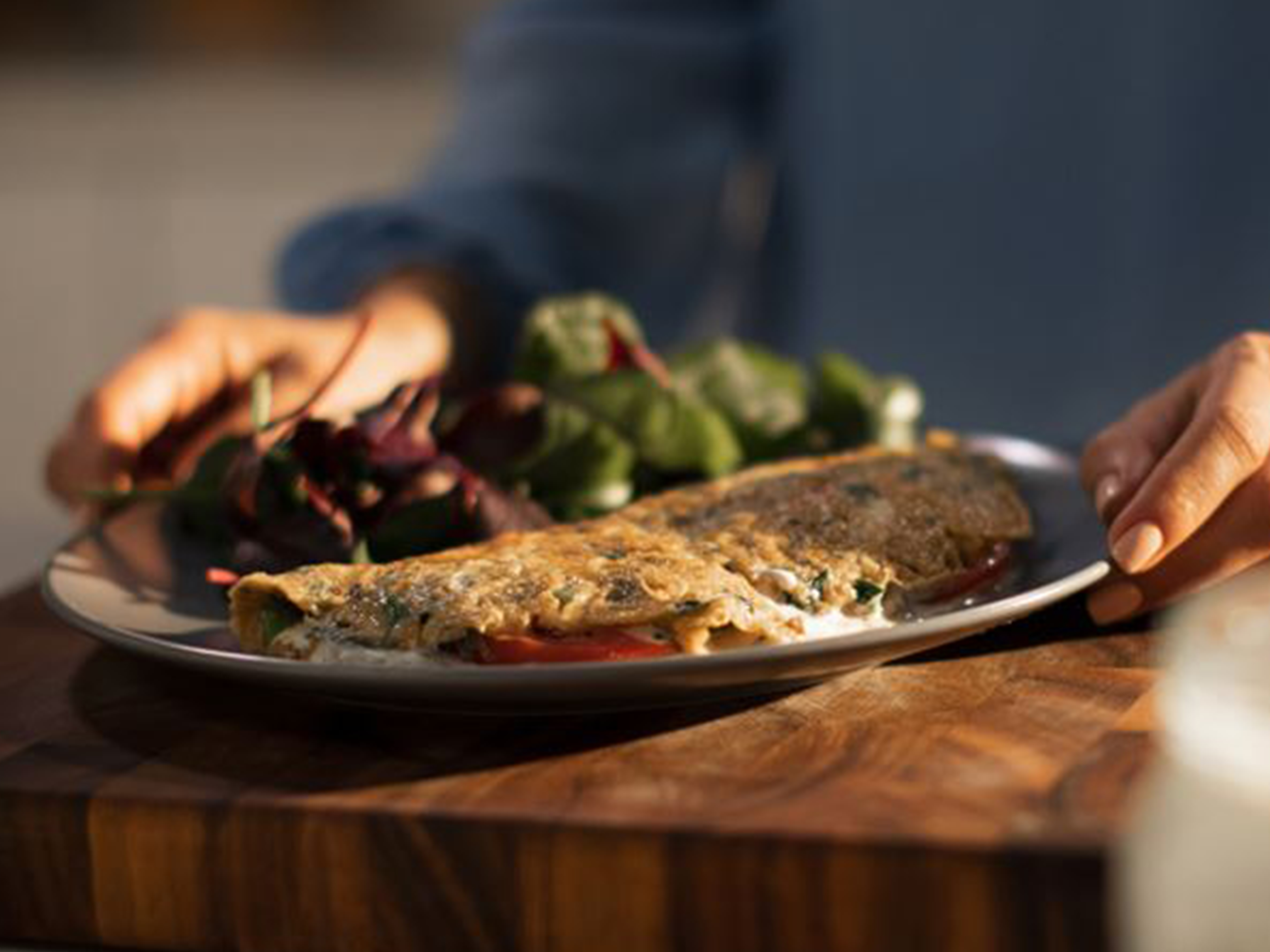 عجة بشرائح الطماطم والجبن القابل للدهن