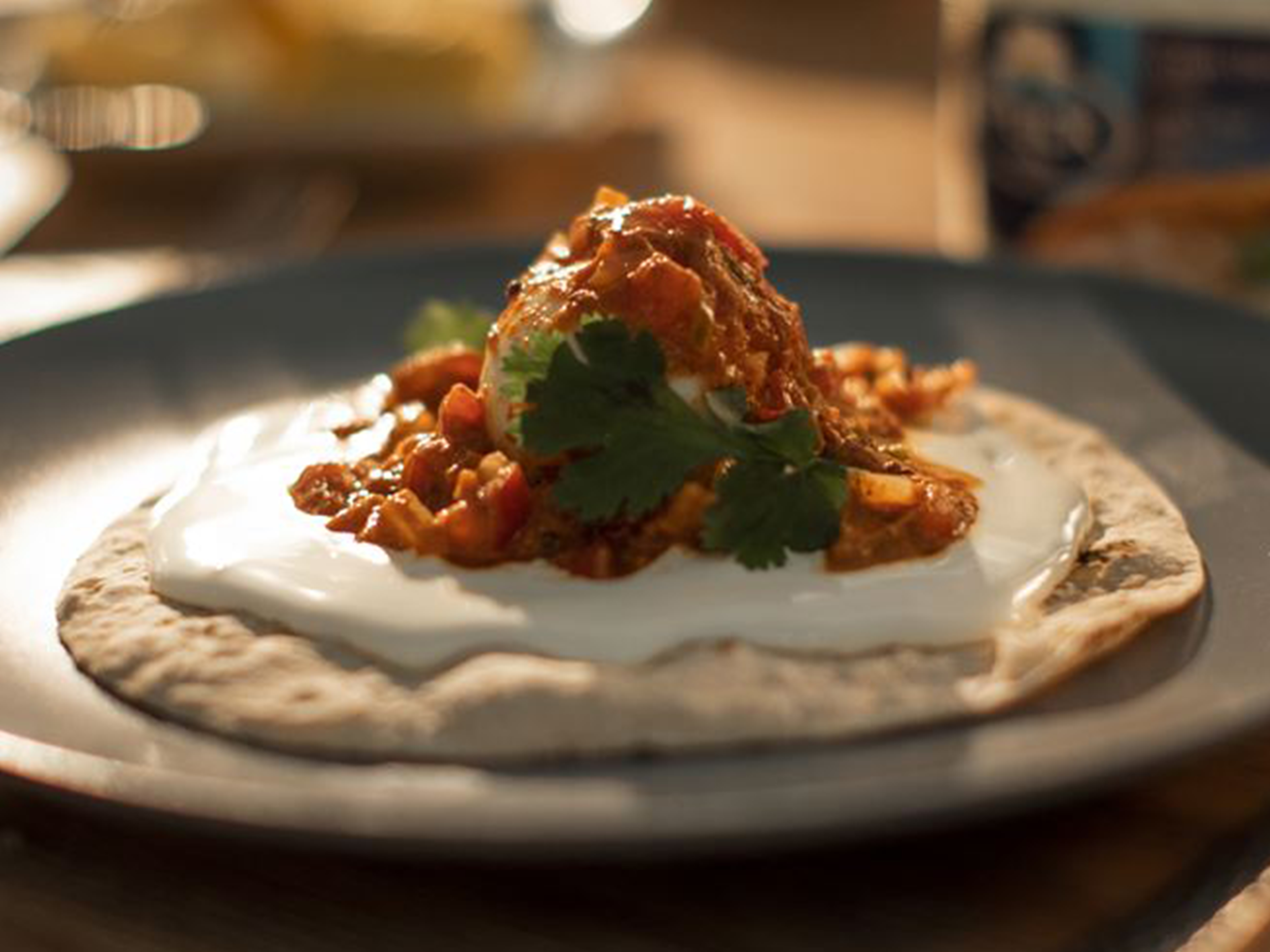 لفائف الشباتي مع بيض الماسلا والجبن القابل للدهن