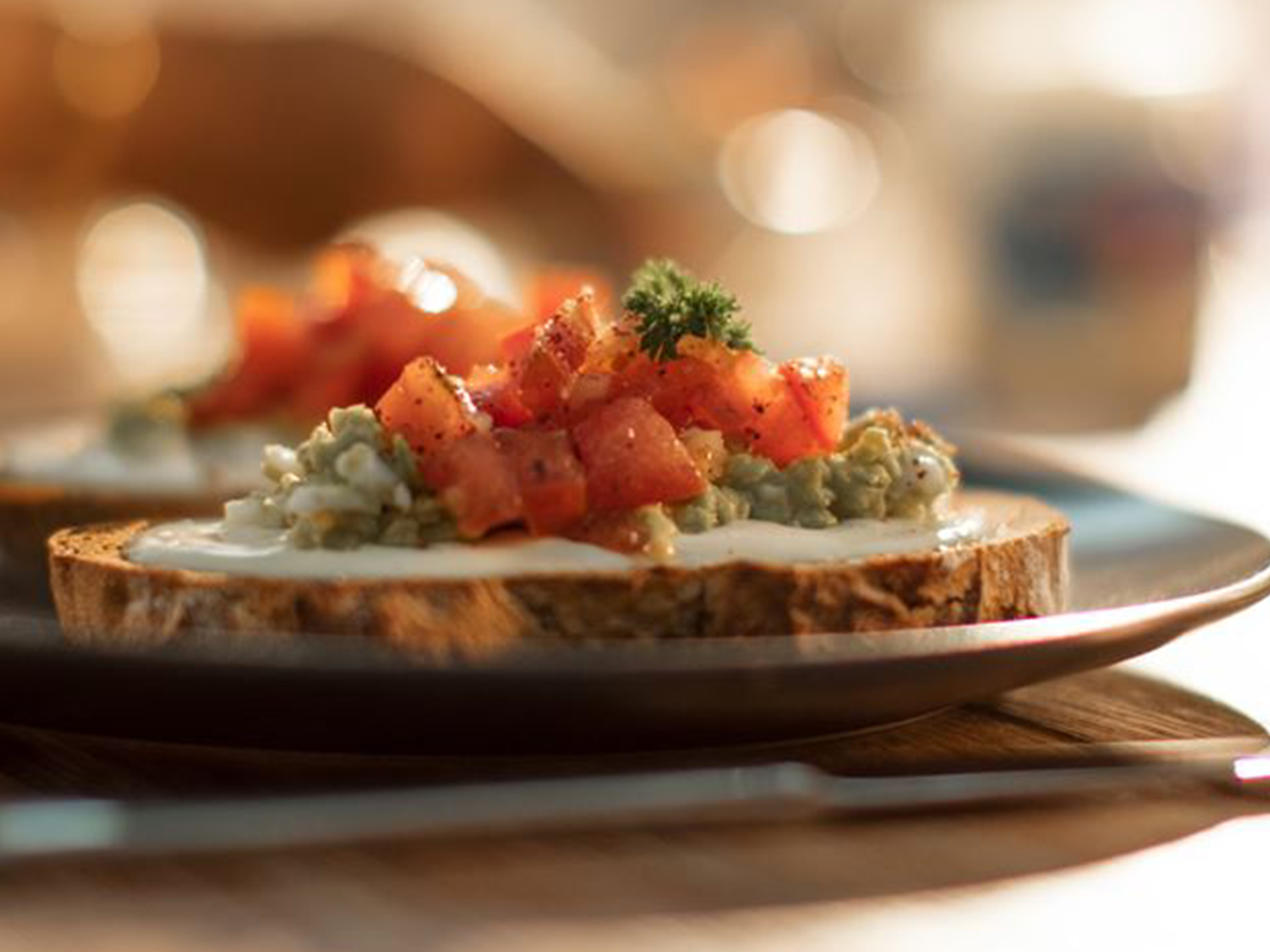 الخبز البني بمعجون البيض والأفوكادو والجبن القابل للدهن قليل الدسم وصلصة الطماطم