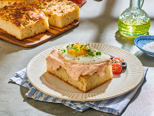 خبز ايطالي بالبيض والجبن مع صلصة الهريسة