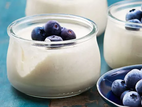 Yogurt panna cotta with blueberries
