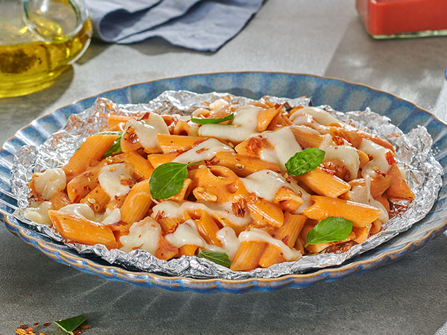 باستا بالجبنة في ورق الألومنيوم