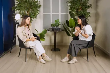 الأخصائية النفسية راما كنج تُجيب على أسئلة متعلقة بالتربية خلال حوار مع إحدى الأمهات