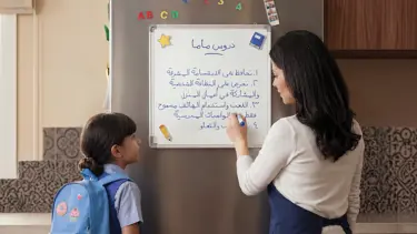 أم تعلّم ابنتها دروساً مهمة في الحياة قبل ذهابها إلى المدرسة