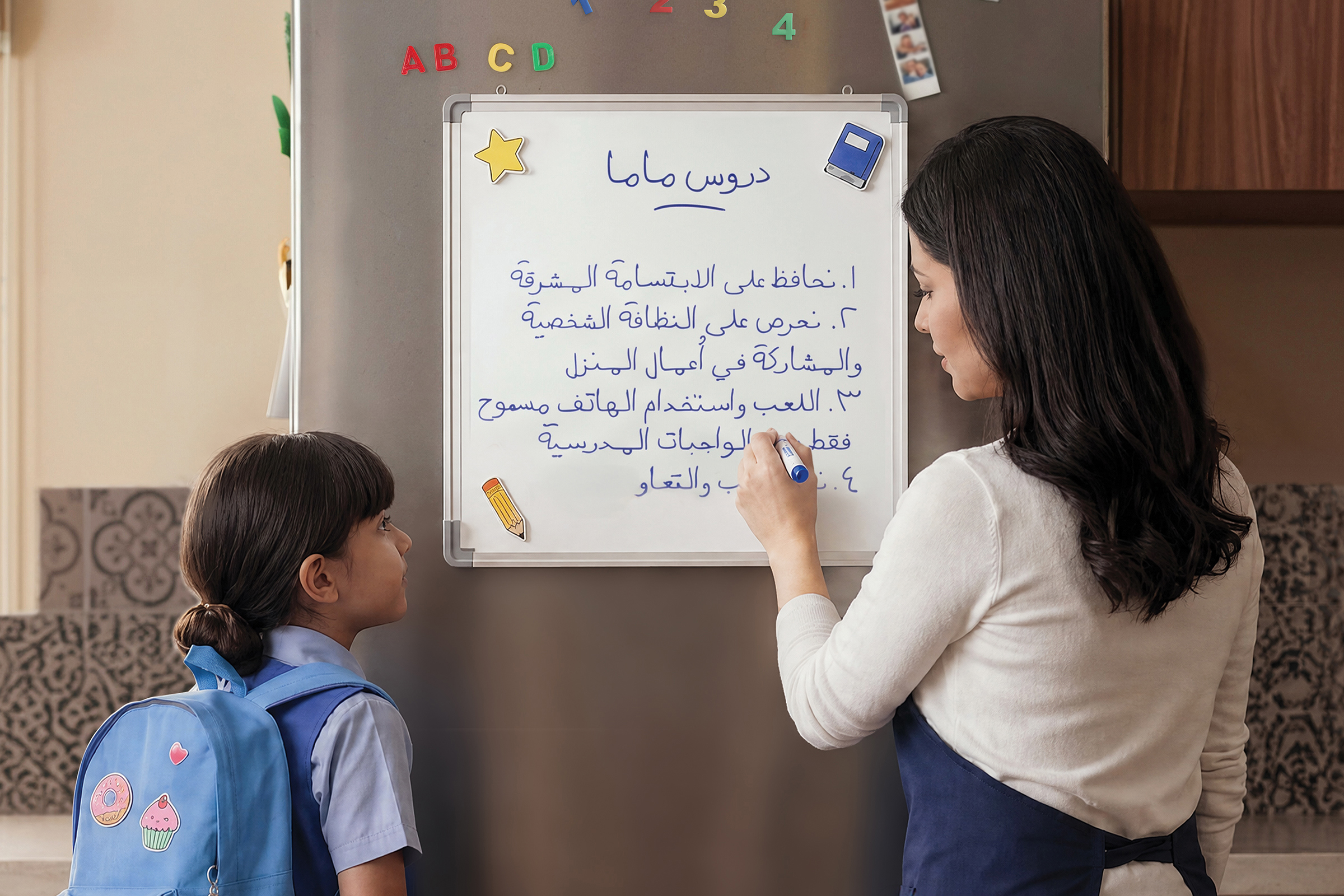 أم تعلّم ابنتها دروساً مهمة في الحياة قبل ذهابها إلى المدرسة