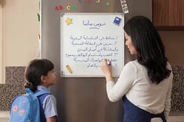 أم تعلّم ابنتها دروساً مهمة في الحياة قبل ذهابها إلى المدرسة