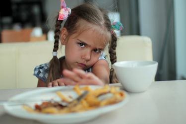 هل طفلك انتقائي في الطعام؟ 9 حلول ونصائح للتعامل معه وجعله أكثر قبولًا للطعام