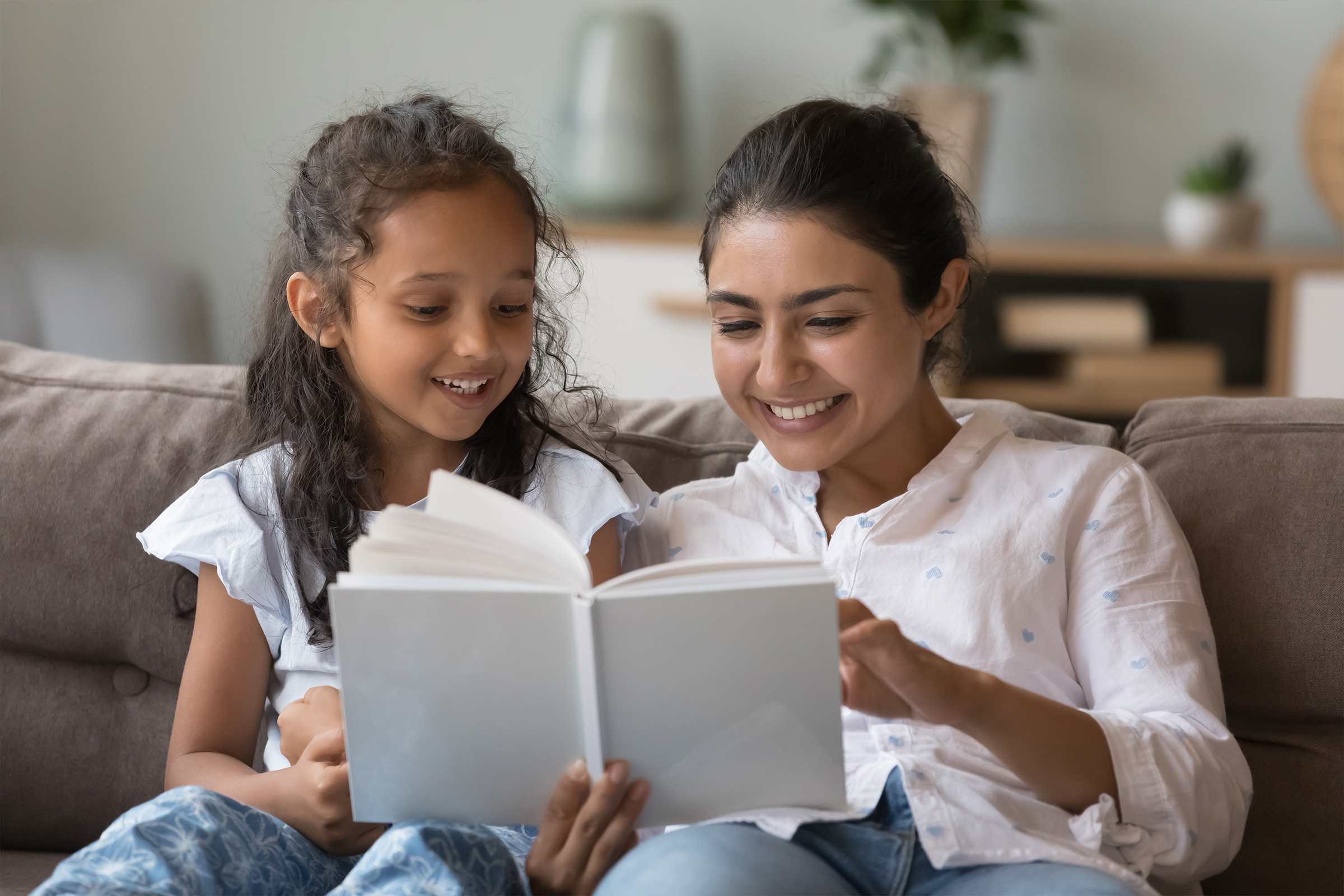 أم وابنتها تمضيان وقتًا ممتعًا بالقراءة معًا في المنزل