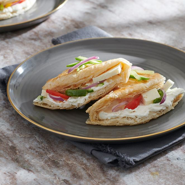 خبز البراتا بلبنة بوك والخضار