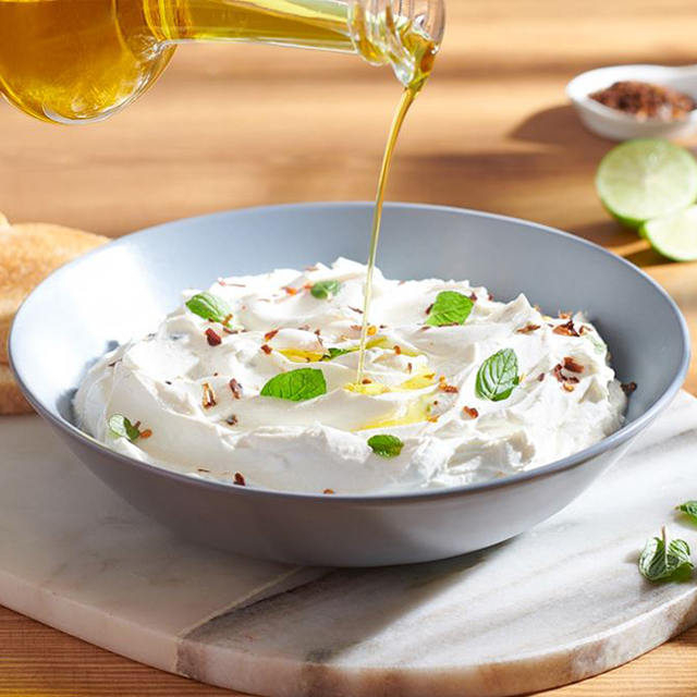 تغميسة لبنة بوك بالفلفل الحار والثوم