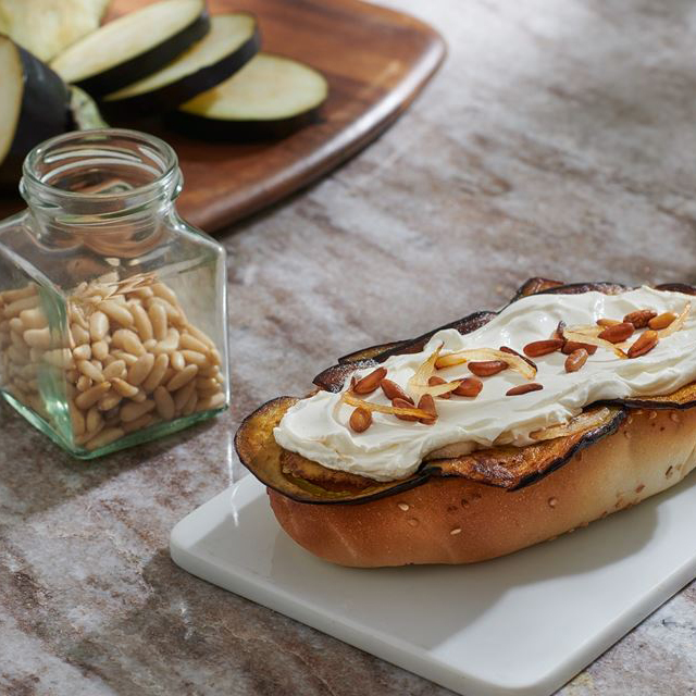 خبز الصمون بلبنة بوك