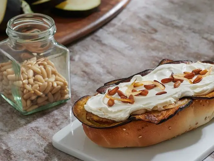 Using Samoon Bread Puck Labneh