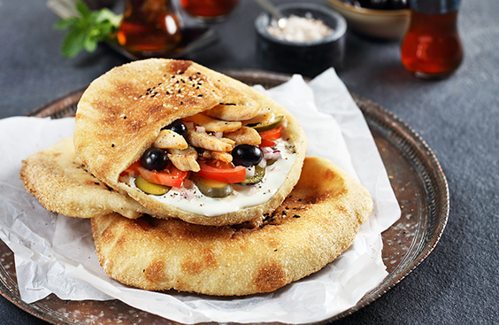 الخبز العربي بجبنة الكريم وشرائح الدجاج والخضار