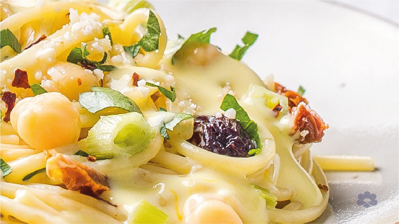 Spaghetti with Chickpeas and Saffron cream Sauce 