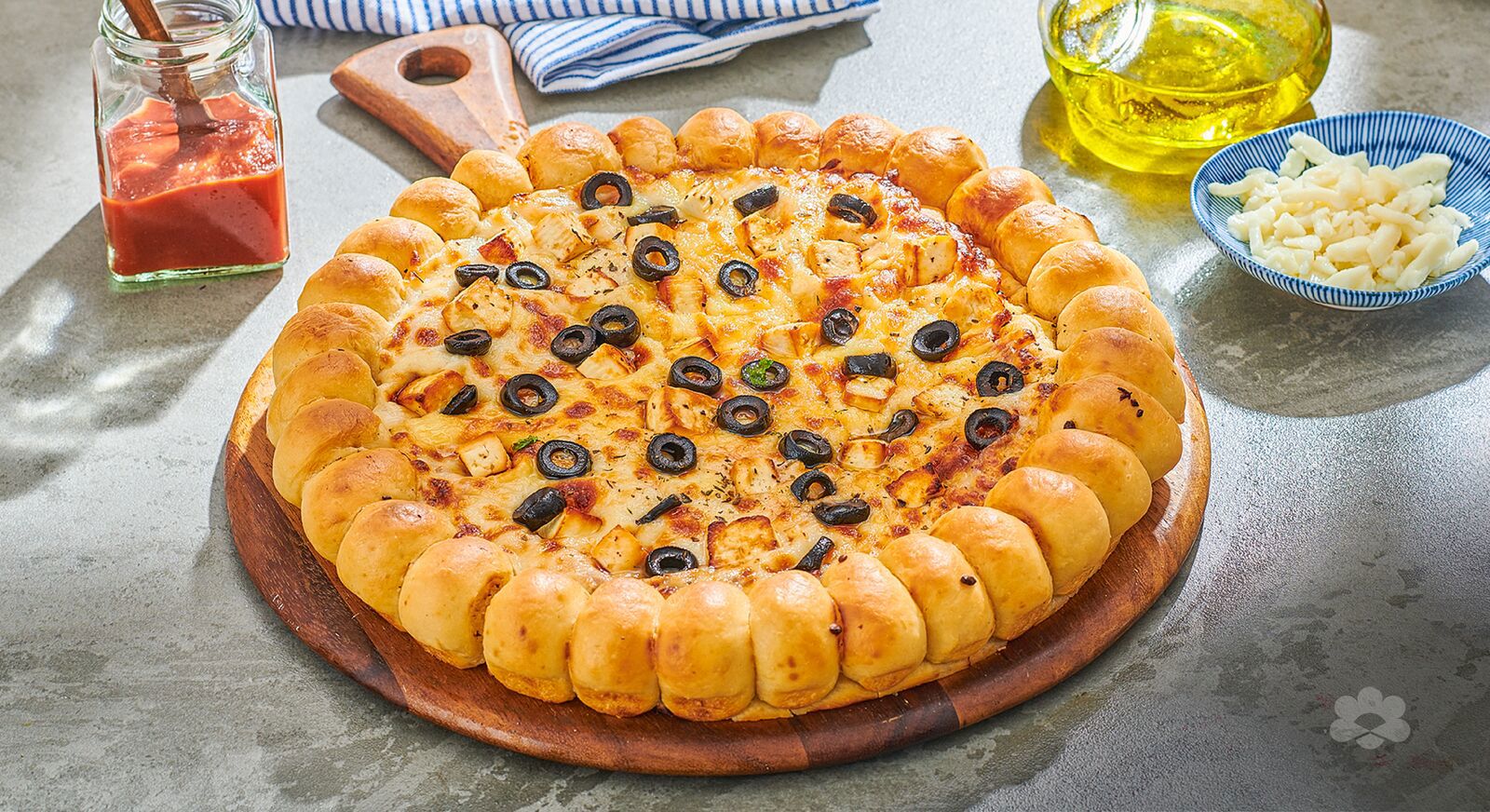 بيتزا بالجبنة والزيتون